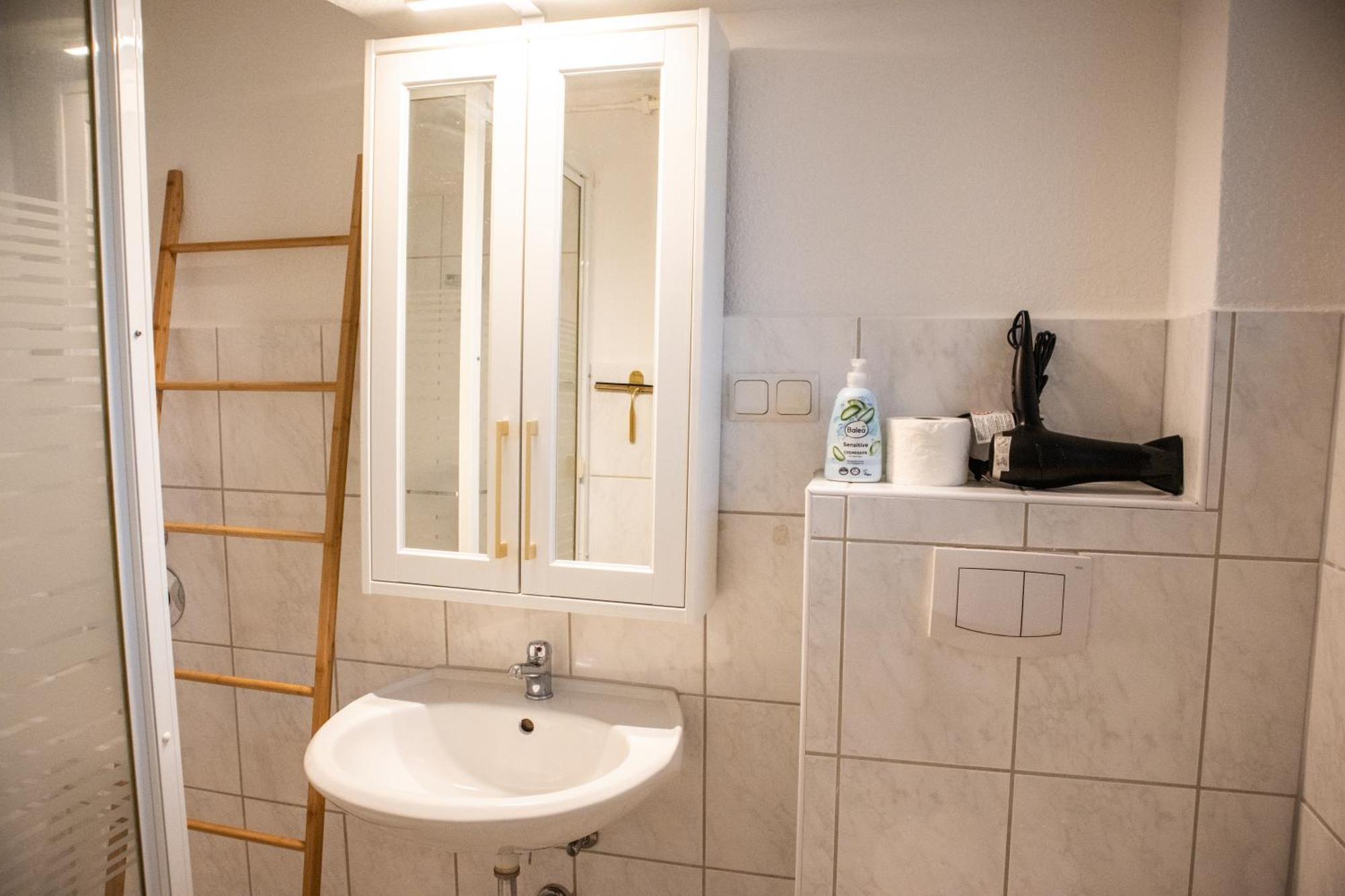 Apartment Messewohnung Fuer 4 Gaeste Mit Kostenlosem Parkplatz Hannover